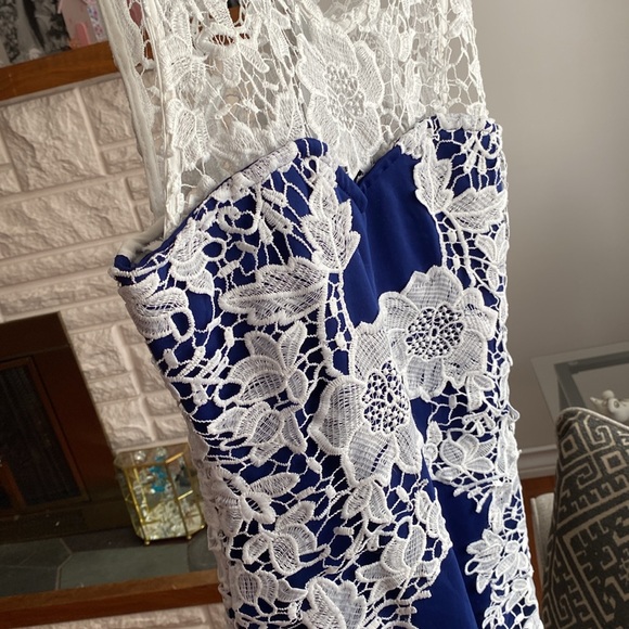 Venus sleeveless Blue and white lace midi dress stretchy. - Picture 11 of 14
